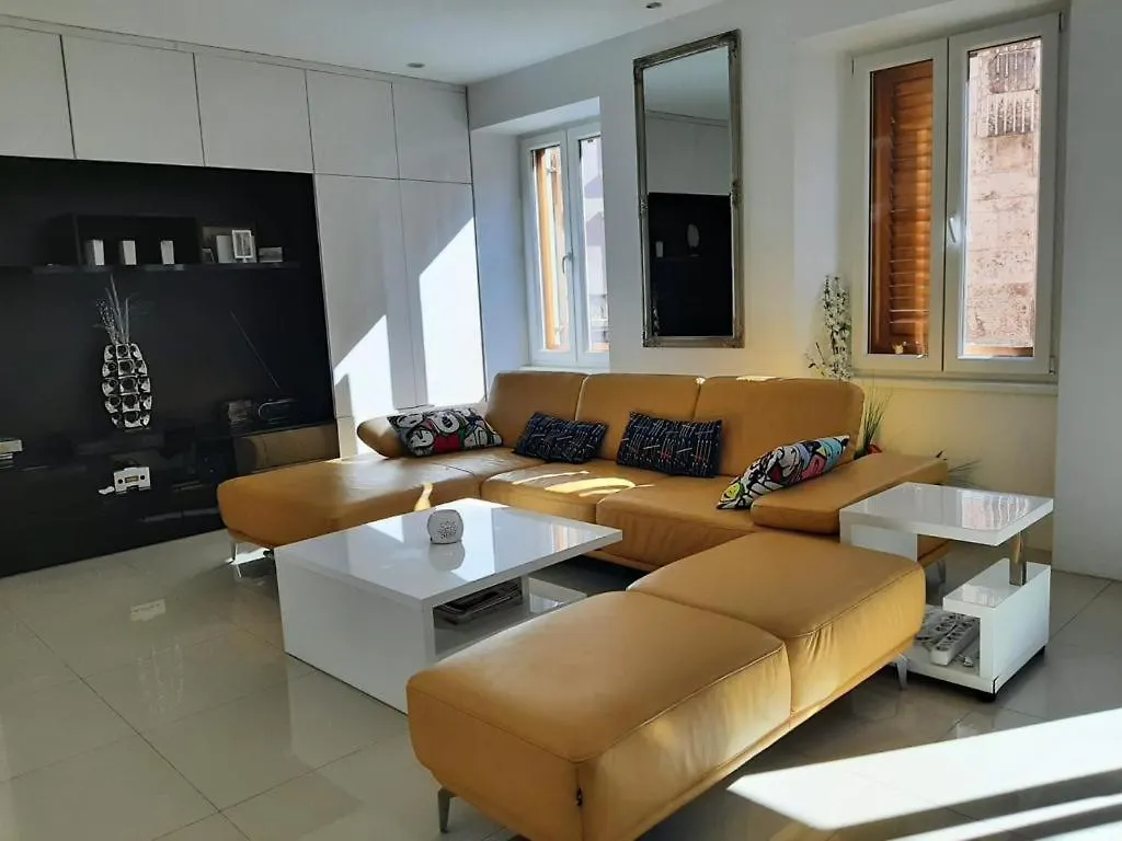 Apartment Lux Πούλα